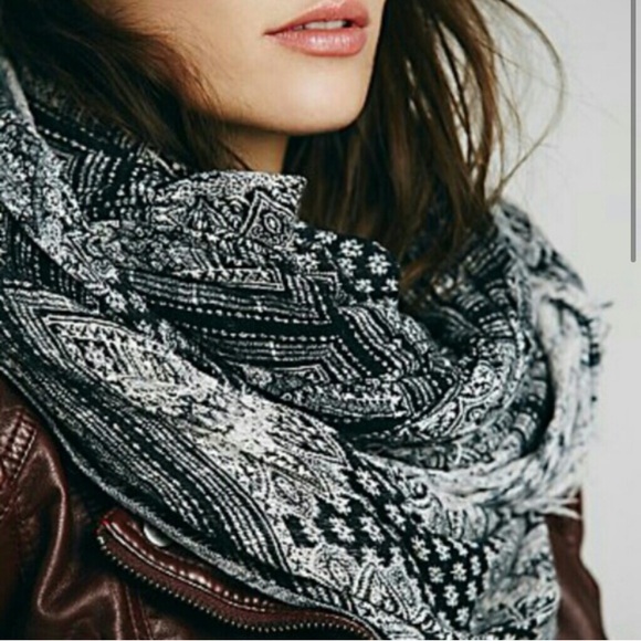 Free People Bandana Print Oversized Scarf Red - Picture 4 of 5